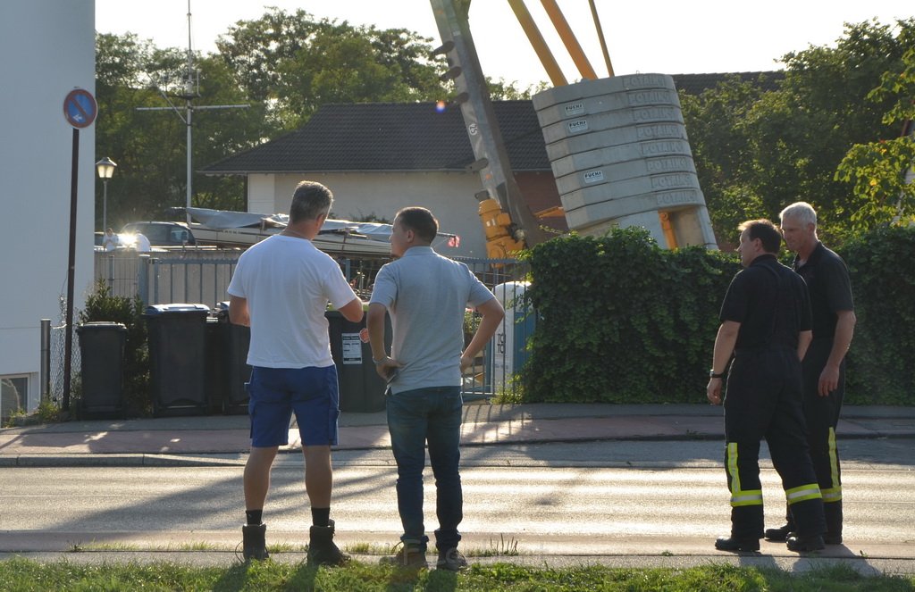 Kran drohte umzustuerzen Koeln Porz Zuendorf Hauptstr P016.JPG - Miklos Laubert